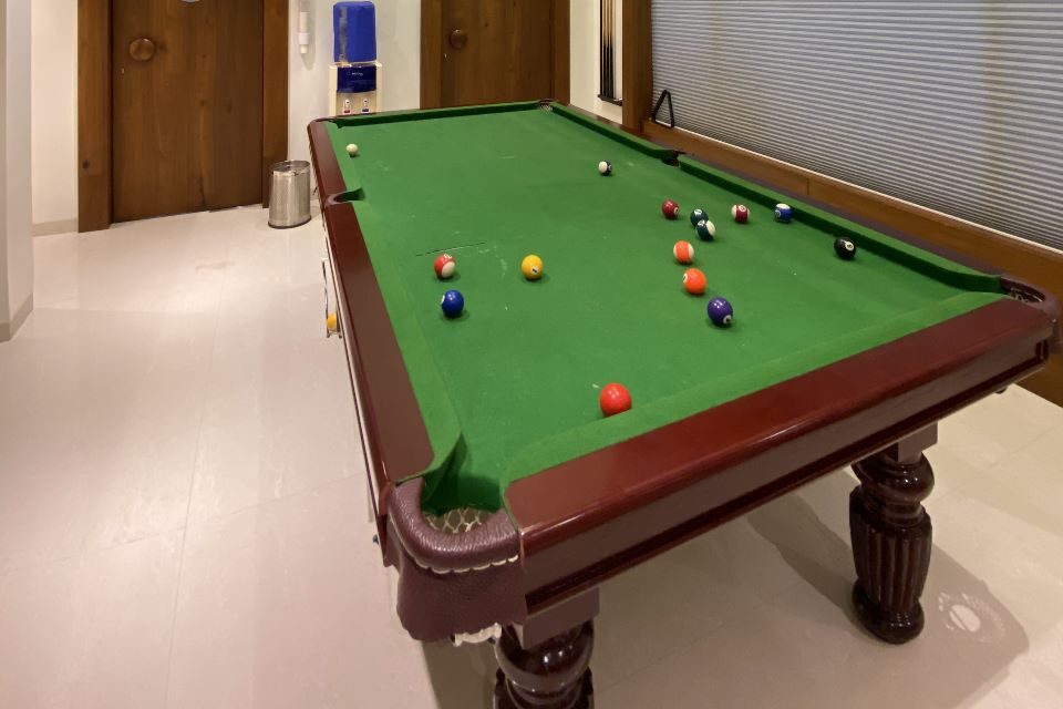 8 pool ball indoor game in villa