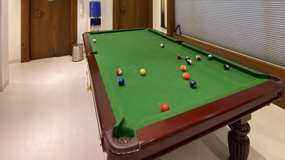 8 pool ball indoor game in villa
